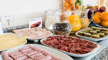 Café da manhã com buffet todos os dias mediante uma taxa