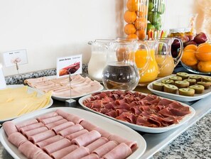 Frokostbuffé hver dag (mot et tillegg)