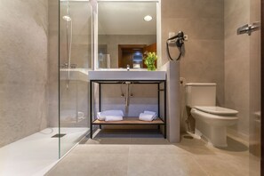 Baignoire, articles de toilette gratuits, sèche-cheveux