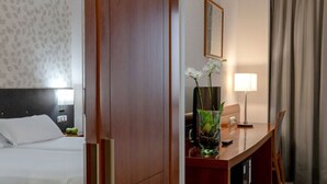 Tomannsrom | Minibar, safe på rommet, skrivebord og strykejern/-brett