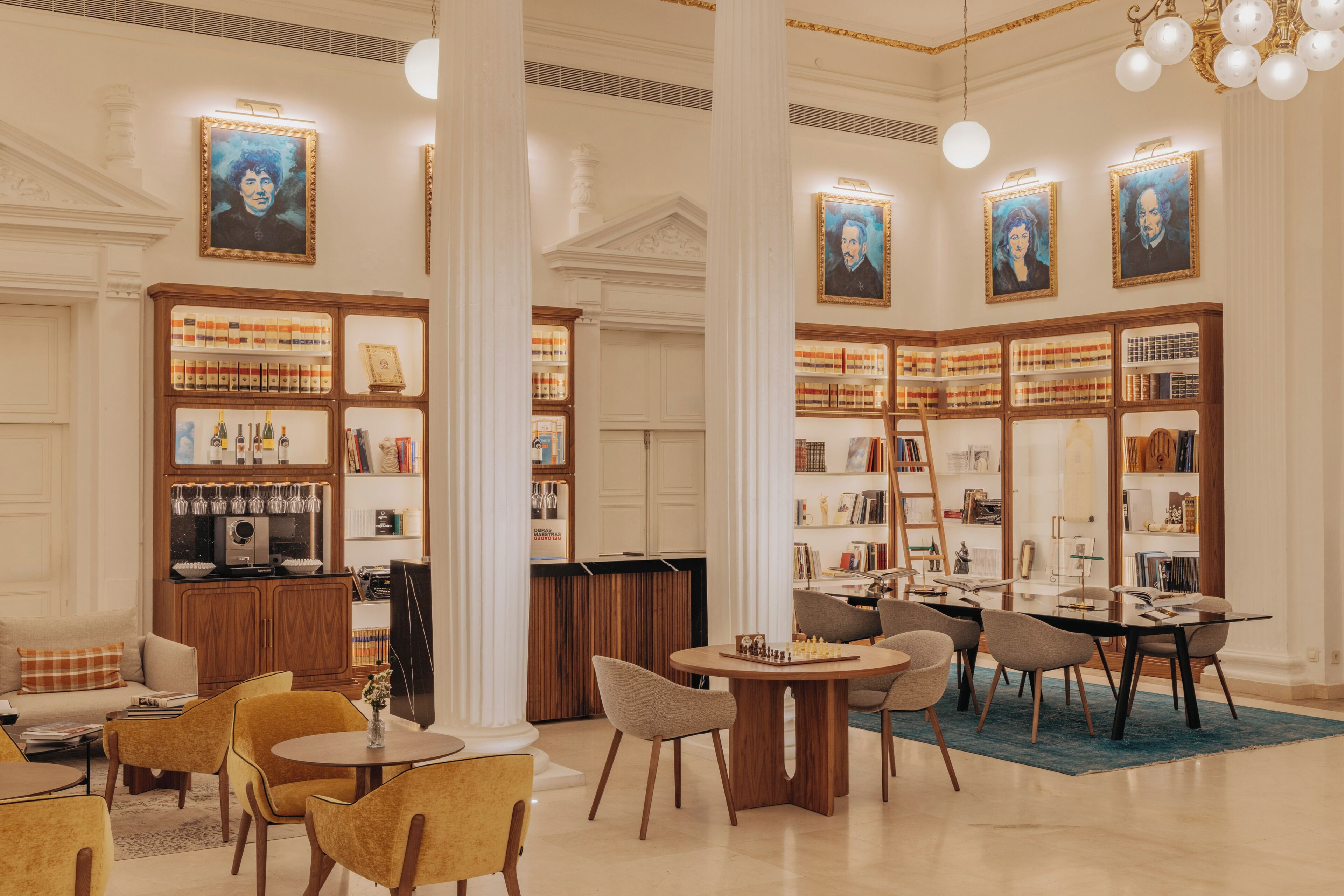 Una biblioteca con scaffali, un tavolo da scacchi e un angolo caffè.