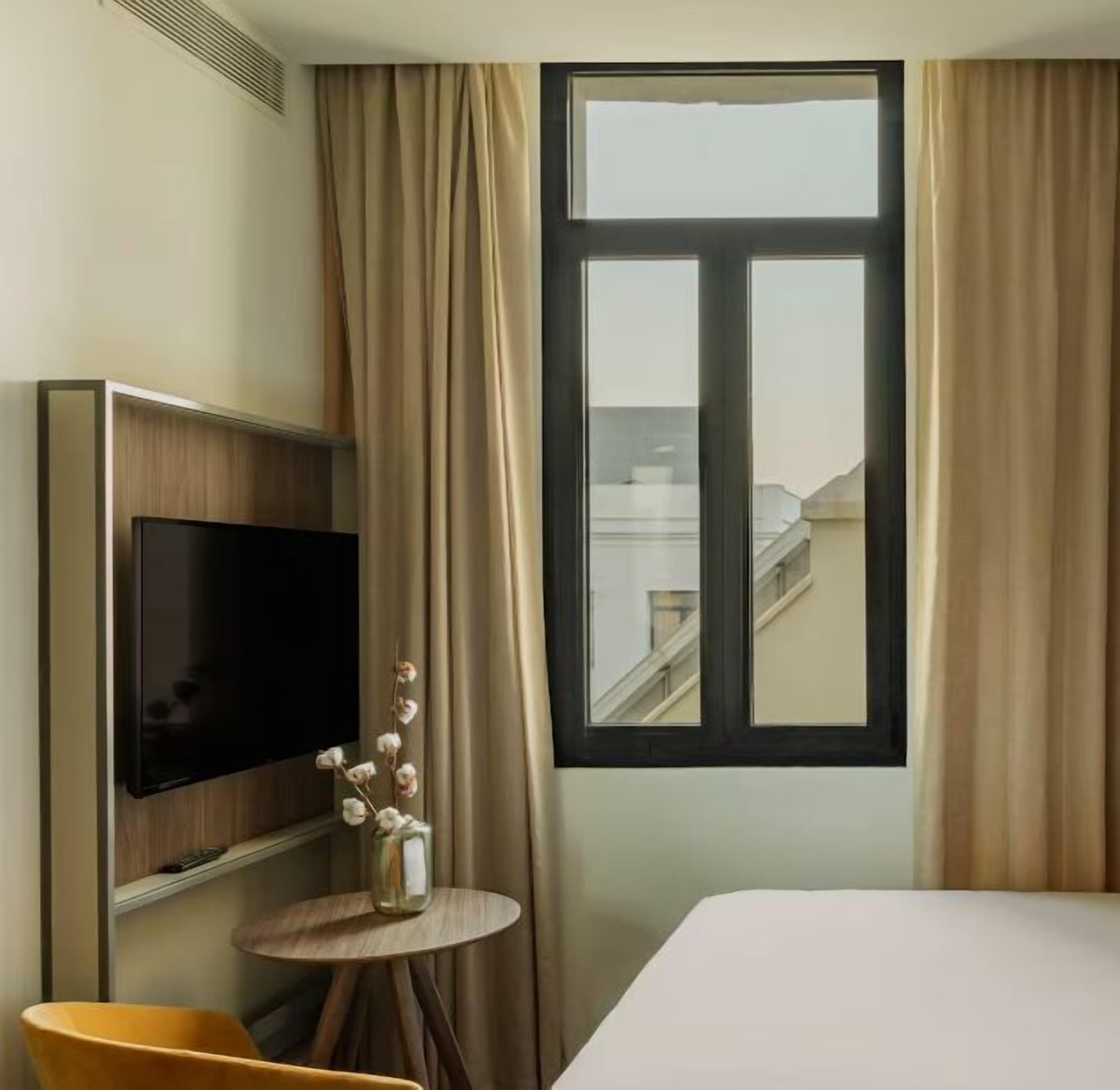 Premium bedding, down comforters, pillowtop beds, minibar