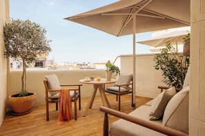 The Fine Arts Suite with Terrace | 高档床上用品、羽绒被、加厚床垫、迷你吧