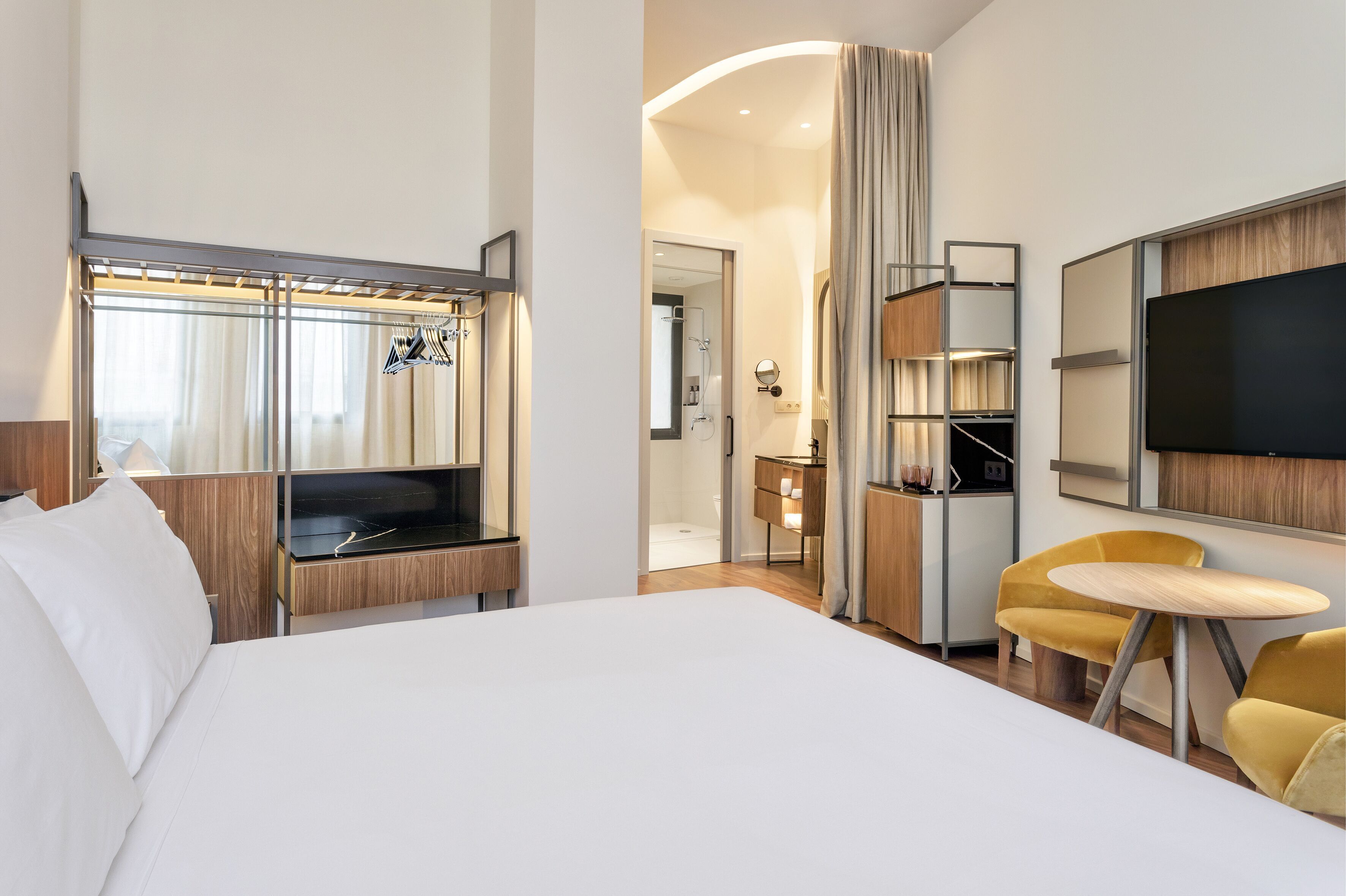 Sengetøy av topp kvalitet, dundyner, senger med overmadrass og minibar