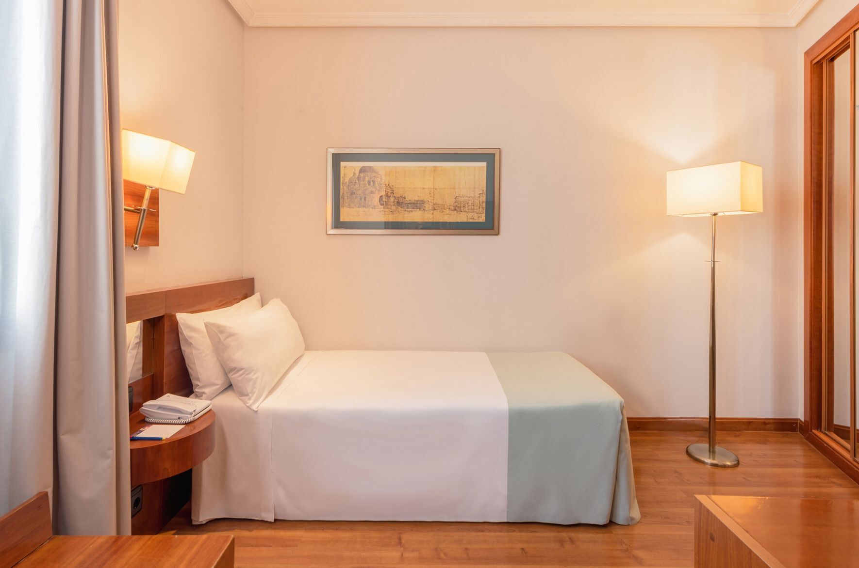 Sengetøy av topp kvalitet, dundyner, senger med overmadrass og minibar