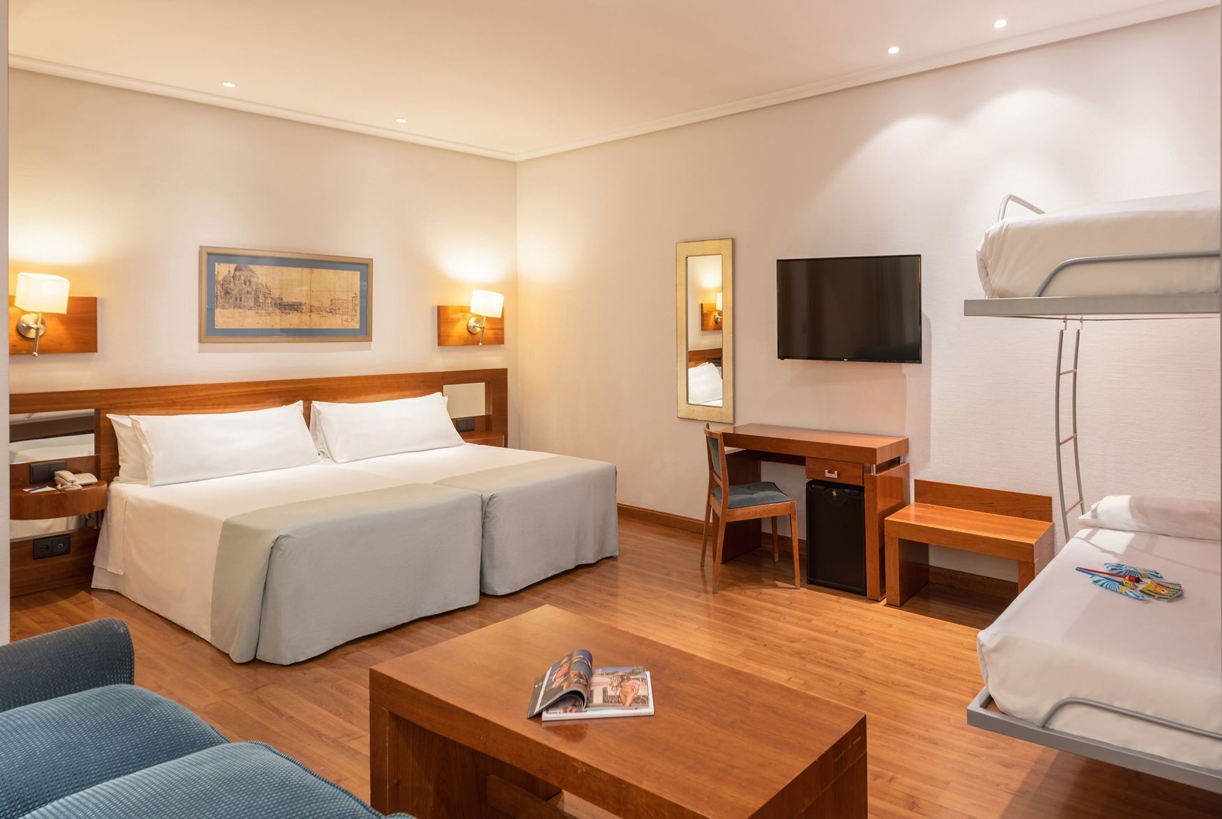 Sengetøy av topp kvalitet, dundyner, senger med overmadrass og minibar