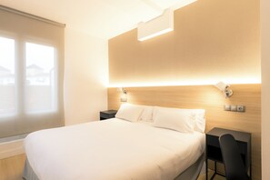 Ropa de cama de alta calidad y caja de seguridad en la habitación 