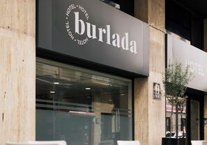 Vista frontal de la propiedad