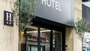 Exterior de un hotel con un cartel que dice 