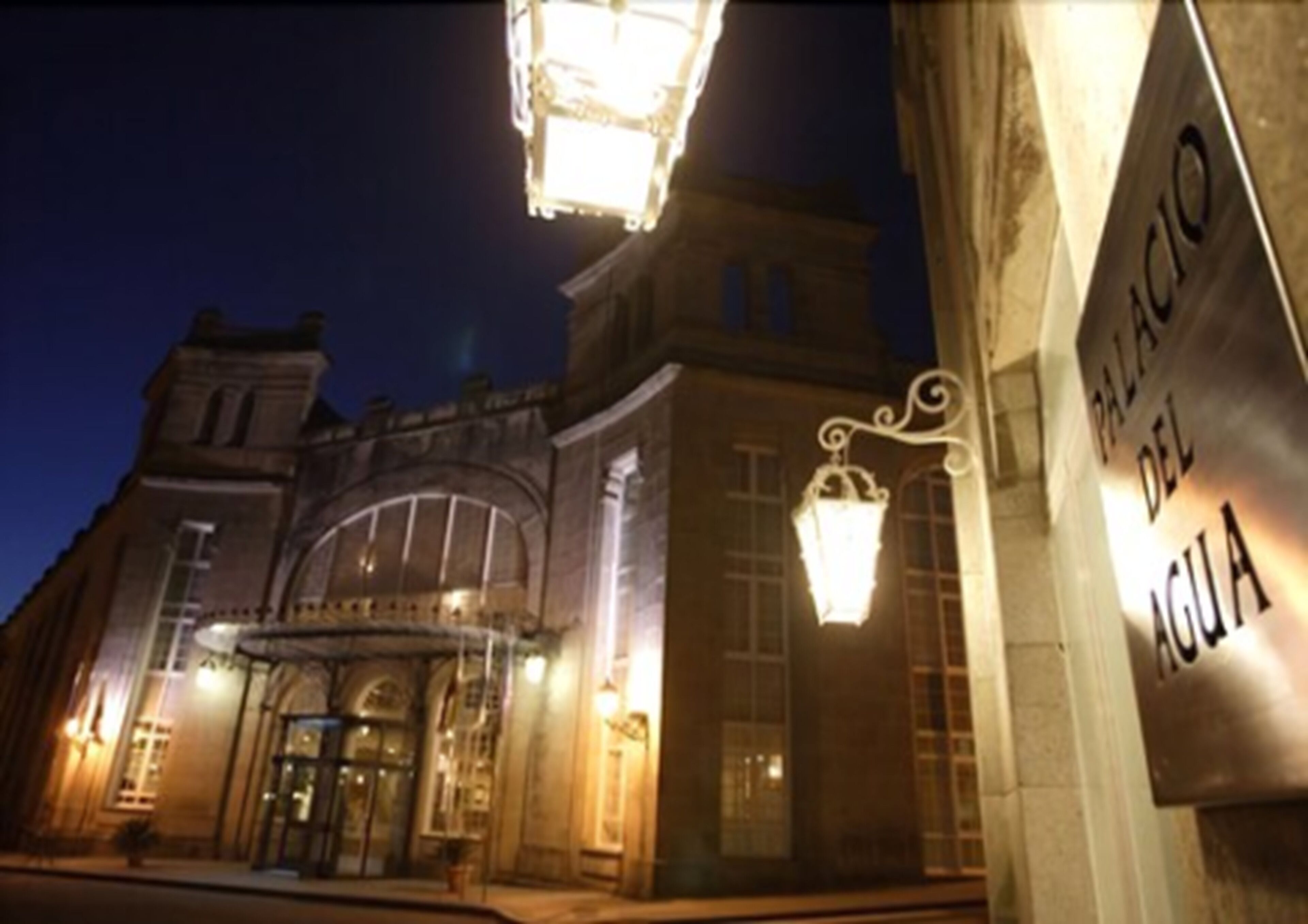 واجهة المنشأة - في المساء/الليل