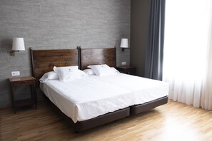 Habitación triple | Ropa de cama hipoalergénica y minibar 