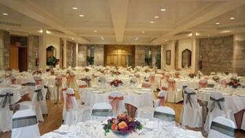 3 restaurants, breakfast, lunch, dinner served; Italian cuisine