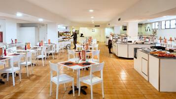 Petit déjeuner buffet (10 EUR par personne)