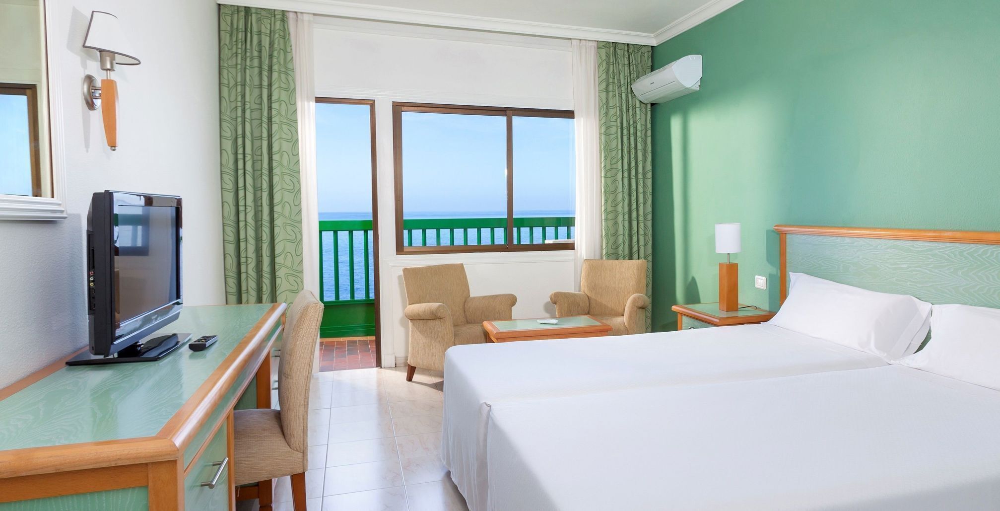 Escritorio, cortinas blackout, wifi gratis y ropa de cama 