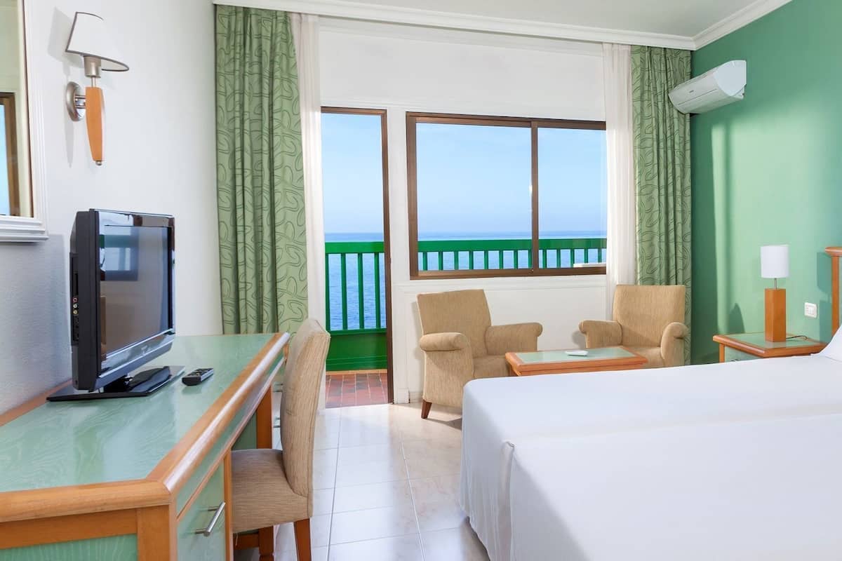 Desk, blackout drapes, free WiFi, bed sheets