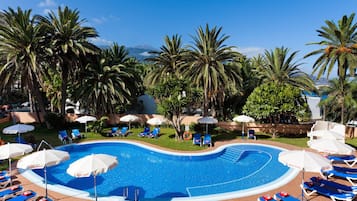 Piscine extérieure, parasols de plage, chaises longues