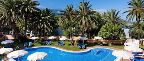 Outdoor pool, pool umbrellas, sun loungers