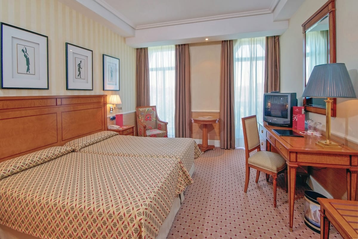 Melia, Room | Minibar, in-room safe, desk, blackout drapes