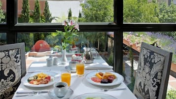 Desayuno buffet (EUR 16 por persona)