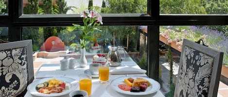 Daily buffet breakfast (EUR 16 per person)