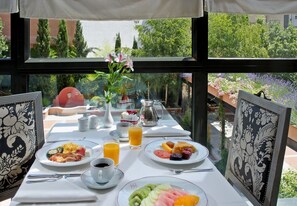 Desayuno buffet (EUR 16 por persona) 