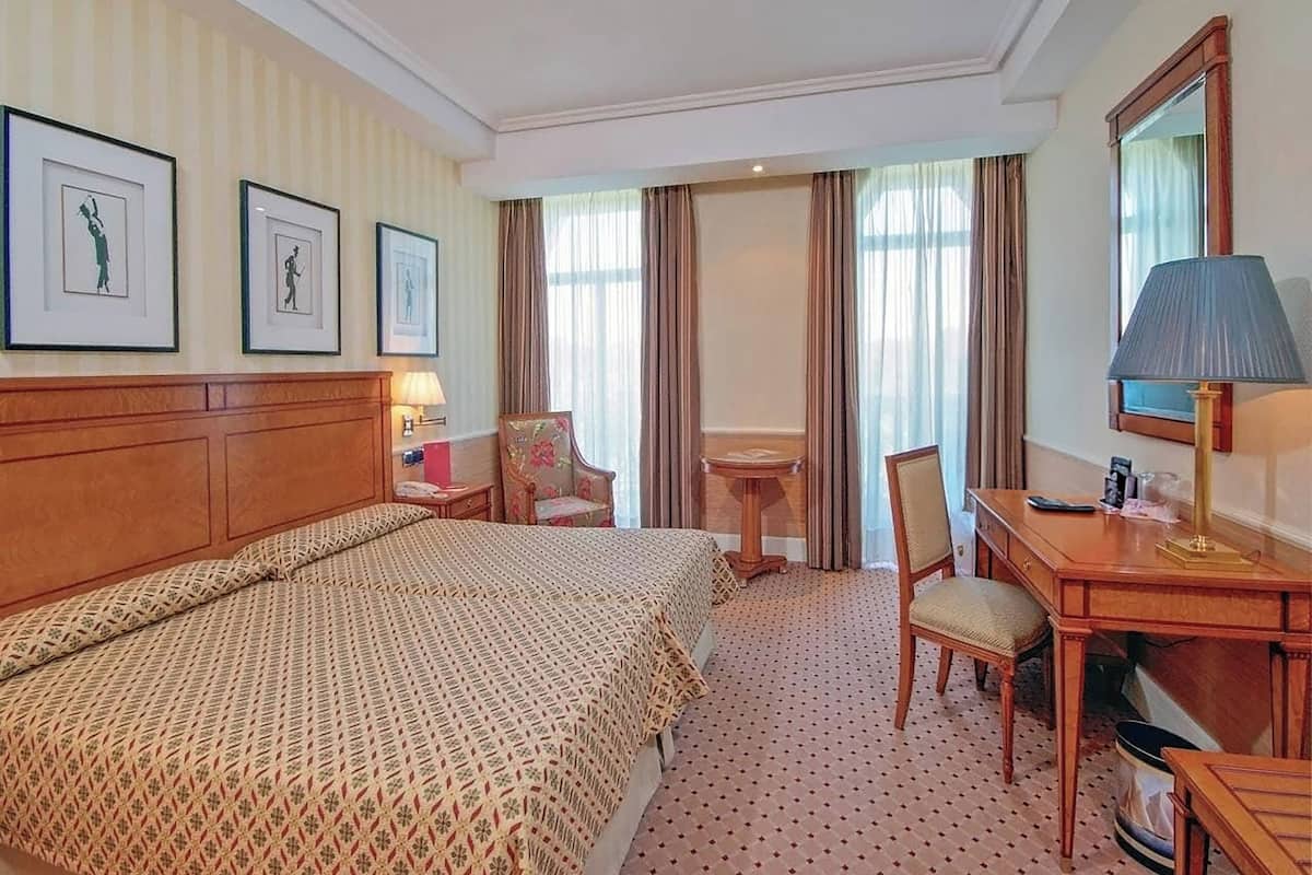 Melia, Habitación | Minibar, caja de seguridad en la habitación y escritorio