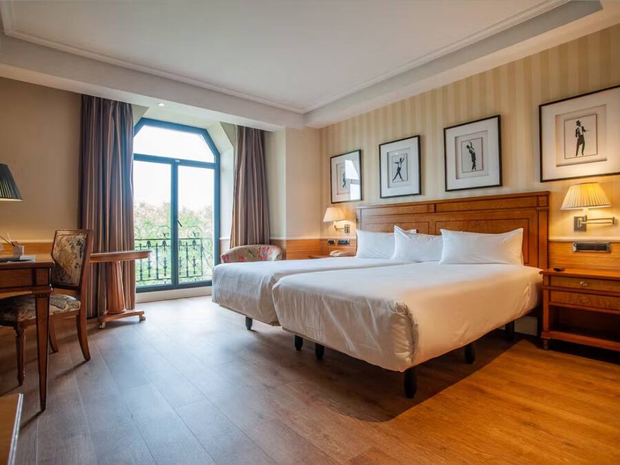 Rom – superior, 2 enkeltsenger, byutsikt | Minibar, safe på rommet, skrivebord og lydisolert