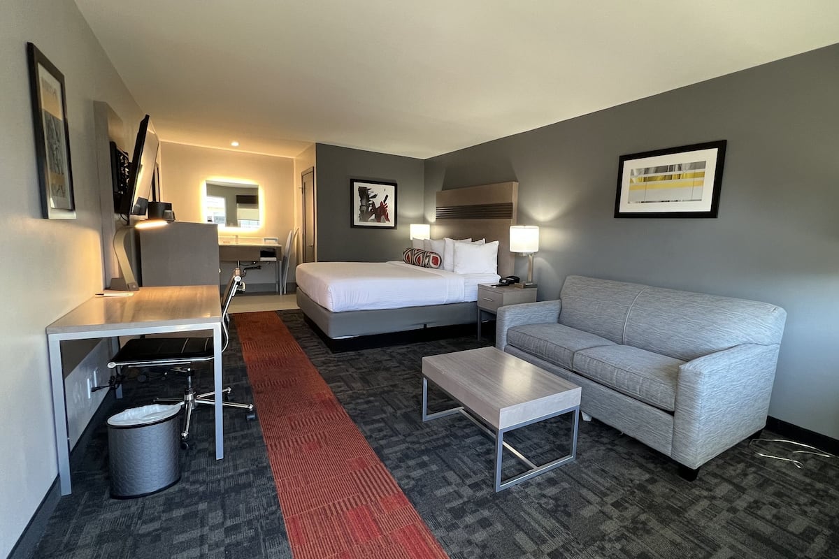 Deluxe Room, Non Smoking | In-room safe, desk, iron/ironing board, free WiFi