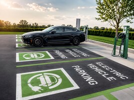 Una estación de carga para vehículos eléctricos con un automóvil estacionado cerca.