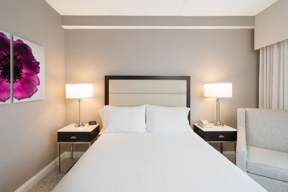 Room, 1 Queen Bed, Accessible (Mobility Tub) | 1 bedroom, hypo-allergenic bedding, desk, blackout drapes