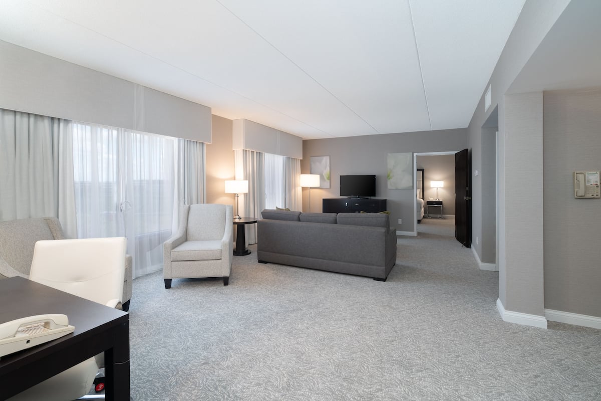 Suite, 1 King Bed (Extra Living Area) | 1 bedroom, hypo-allergenic bedding, desk, blackout drapes