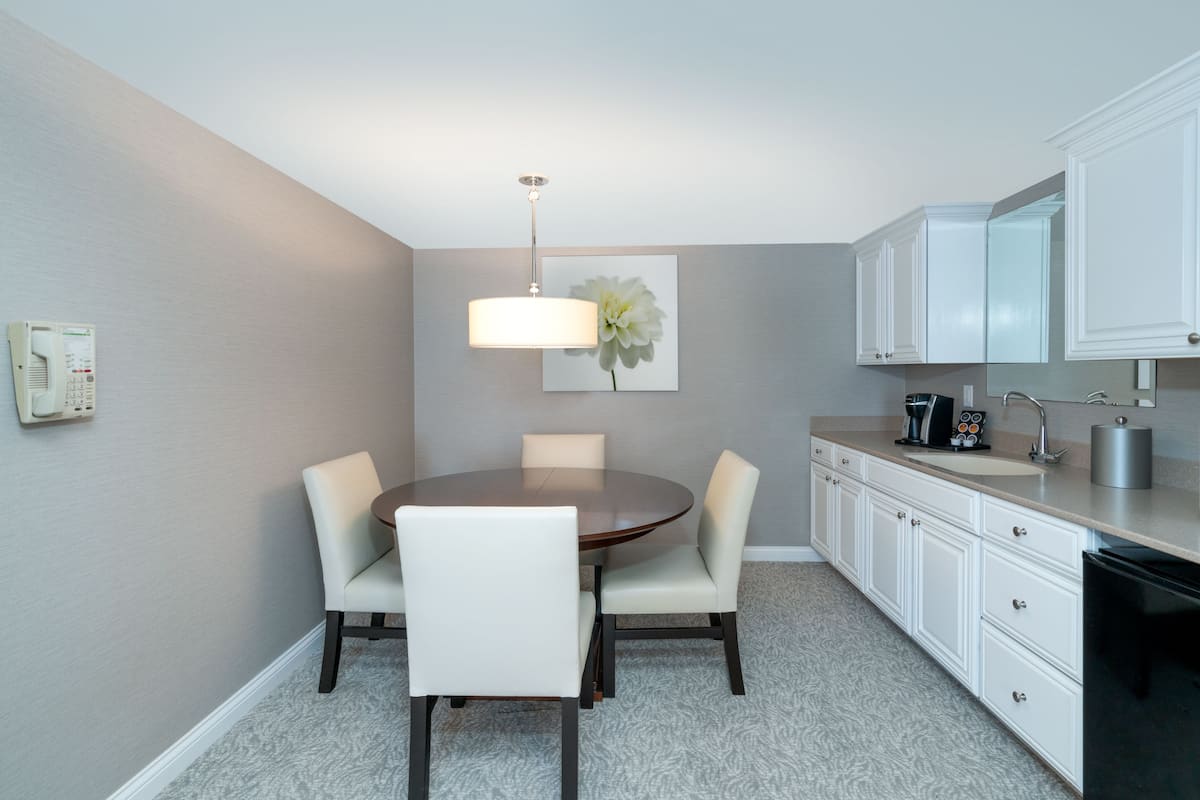 Standard Room, 1 King Bed | 1 bedroom, hypo-allergenic bedding, desk, blackout drapes