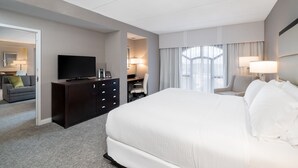 A hotel room with a large bed, a flat-screen TV, a desk, and a chair. - Holiday Inn Wilmington by IHG (Wilmington)