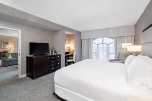 Habitación de hotel con una cama grande, un televisor de pantalla plana, un escritorio y una silla.