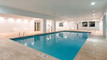 Alberca techada y camastros