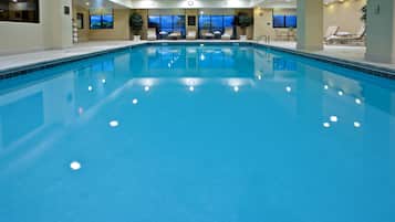 Kolam renang indoor, dengan kursi berjemur