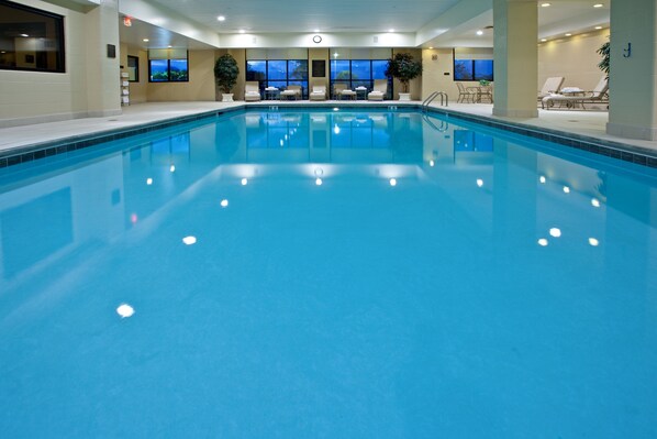 Indoor pool, sun loungers