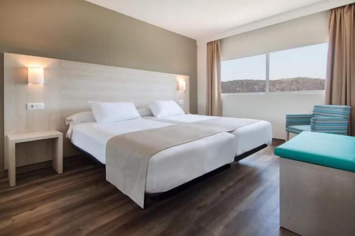 1 Schlafzimmer, Zimmersafe, Schreibtisch, laptopgeeigneter Arbeitsplatz