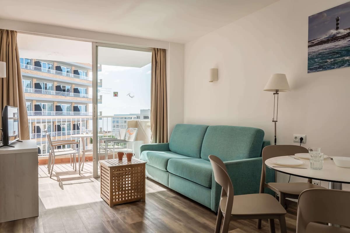 Apartamento Premium (PM) | Vardagsrum | Tv, bordsfotboll och böcker