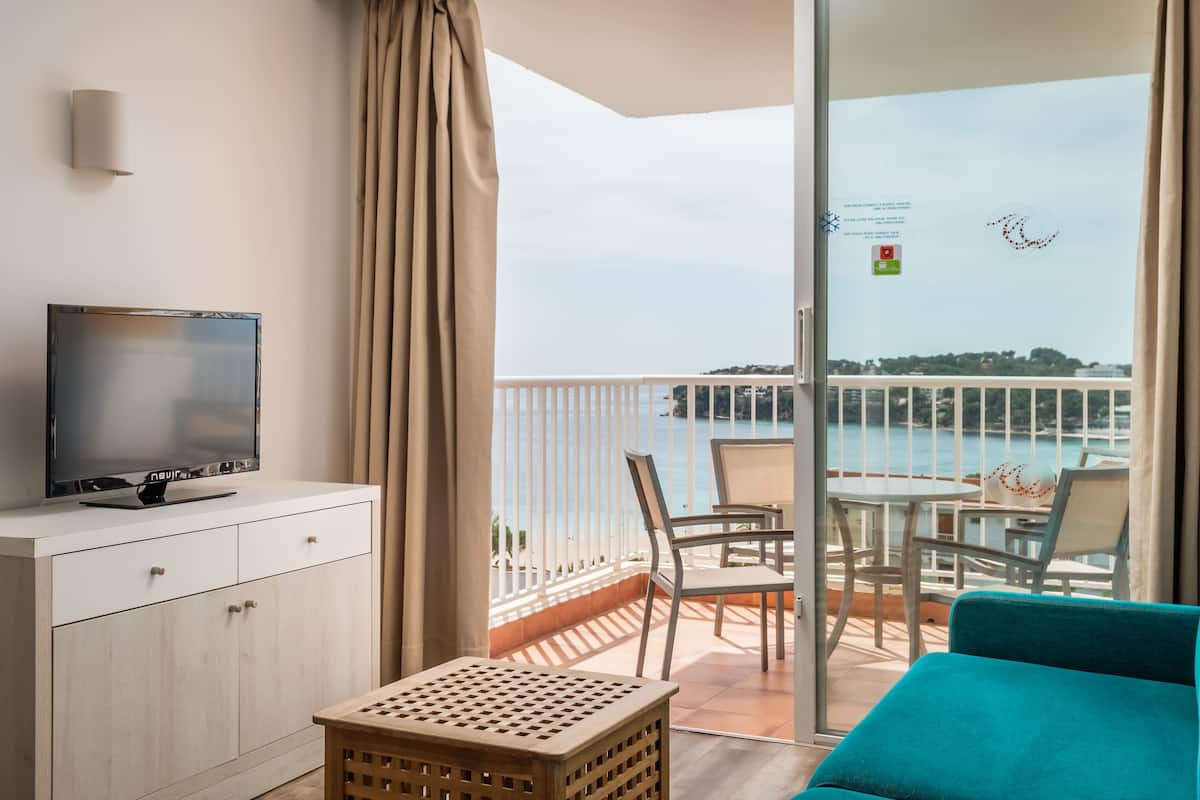 Apartamento Premium Vista Mar (PV) | Vardagsrum | Tv, bordsfotboll och böcker