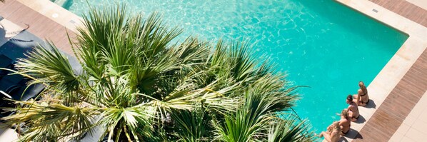 Piscina externa sazonal, funciona das 11h às 19h, guarda-sóis