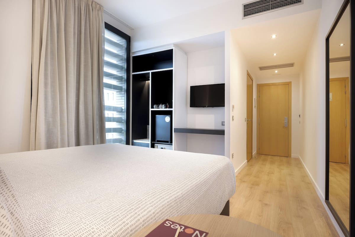 the innside room (single) | 1 bedroom, in-room safe, desk, blackout curtains