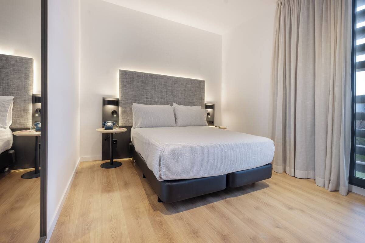 The Innside Room (Single) | In-room safe, desk, blackout drapes, soundproofing