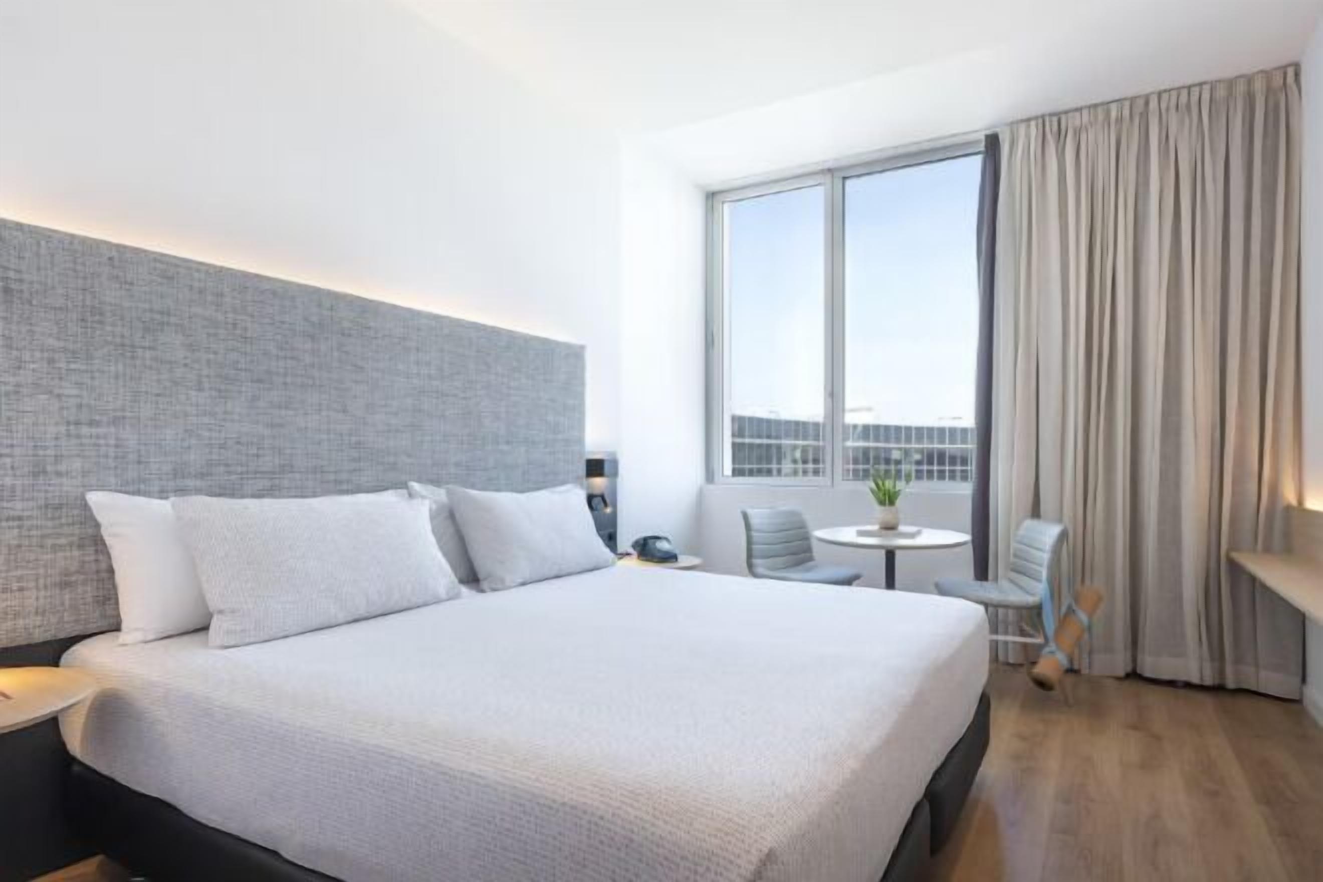 Brankas, meja kerja, tirai kedap cahaya, dan kedap suara