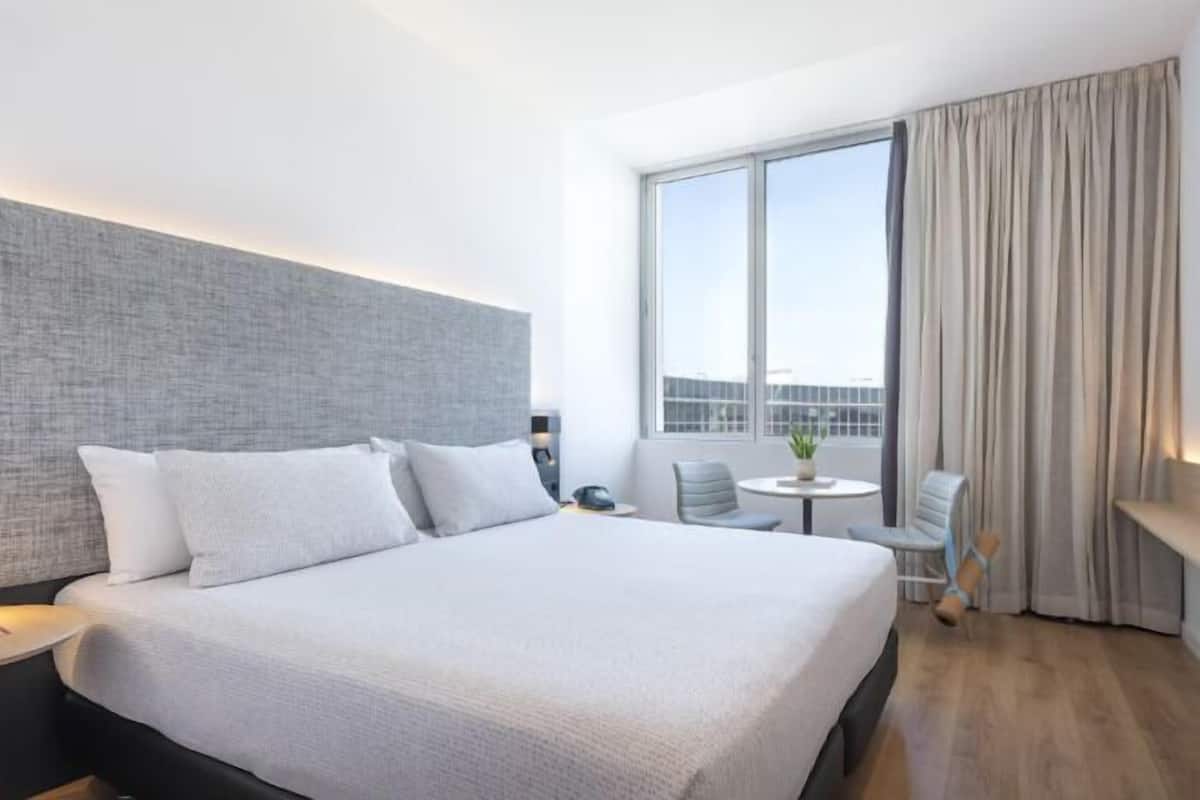 Brankas, meja kerja, tirai kedap cahaya, dan kedap suara