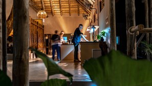 Petit-déjeuner, déjeuner et dîner servis sur place