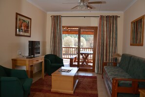 Standard-Chalet, 2 Schlafzimmer, Blick auf die Anlage | Wohnzimmer