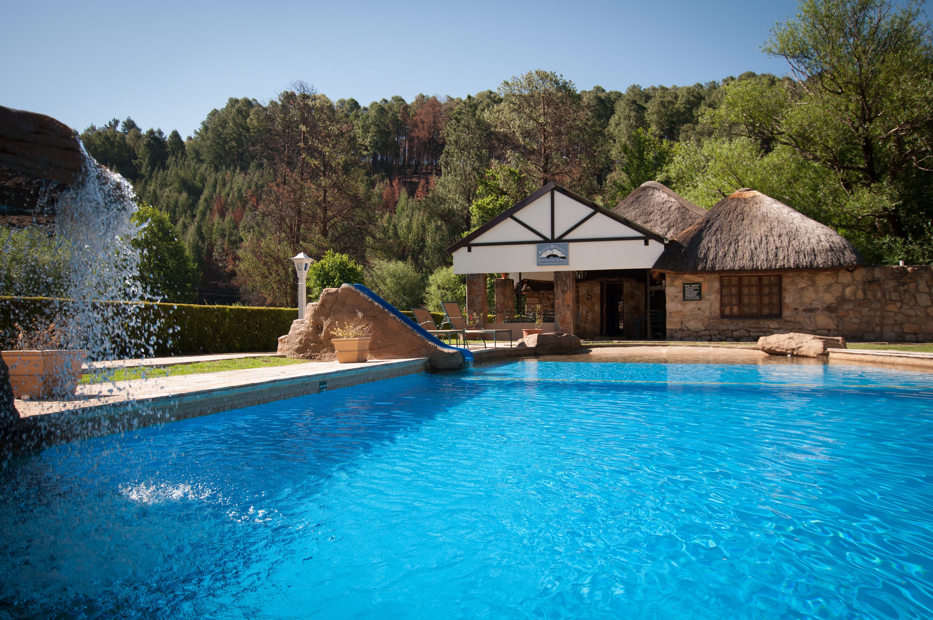 Piscine couverte, 3 piscines extérieures, parasols de plage