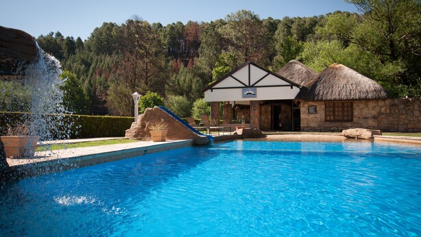 Indoor pool, 3 outdoor pools, pool umbrellas, pool loungers - Gooderson Drakensberg Gardens Golf & Spa Resort (Drakensberg Gardens)