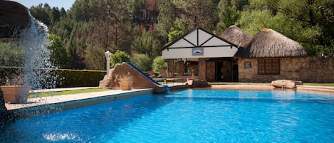 室內游泳池和3 座室外游泳池,提供泳池遮陽傘和日光浴躺椅